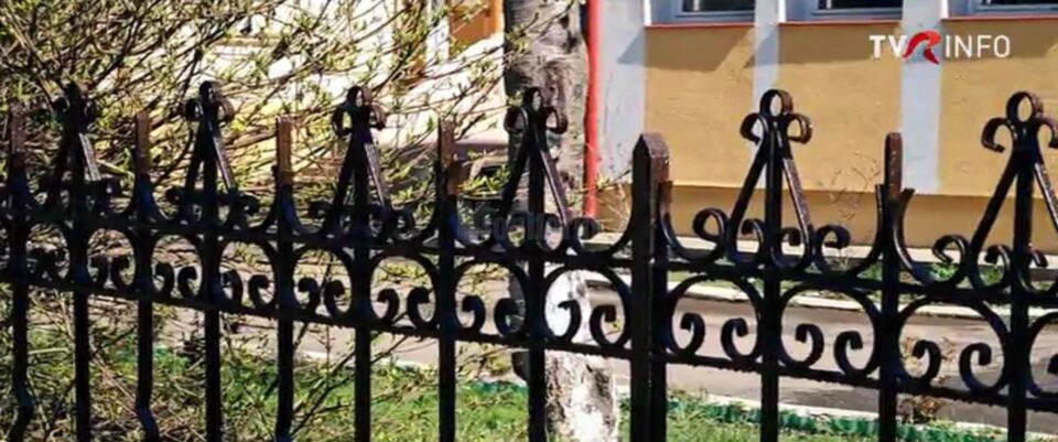 Gard vopsit cu păcură. Foto TVR Info