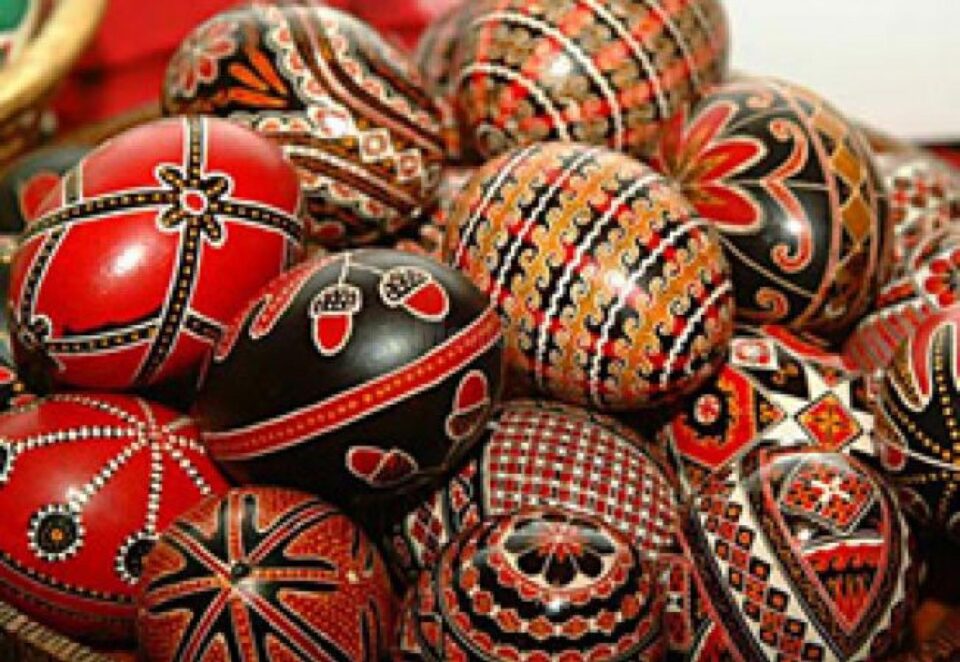 Comuna Moldovița găzduiește duminică o nouă ediție a Festivalului Ouălor Încondeiate