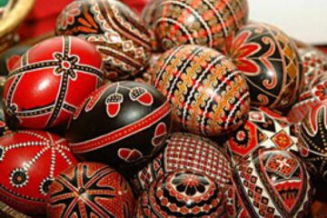 Comuna Moldovița găzduiește duminică o nouă ediție a Festivalului Ouălor Încondeiate