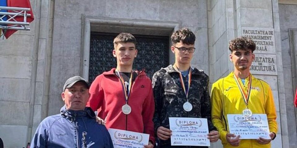Antrenorul Cristian Prâsneac alături de atleții dorneni