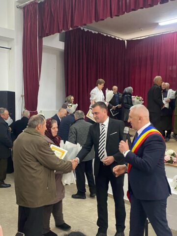 Primarul Vasile Iliuț a premiat 18 cupluri care au împlinit 50 de ani de căsătorie