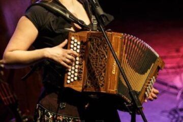 Coline Malice, o artistă care sfidează convențiile, invitată de Alianța Franceză din Suceava