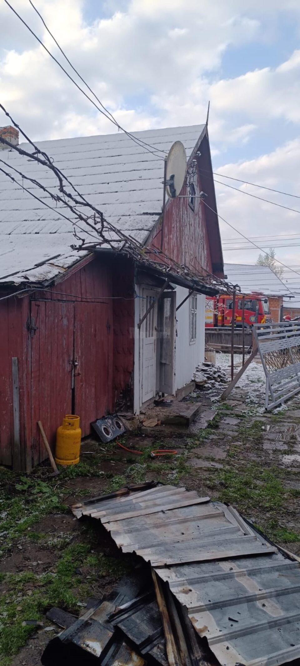Pompierii au salvat o casă de lângă anexele care ardeau