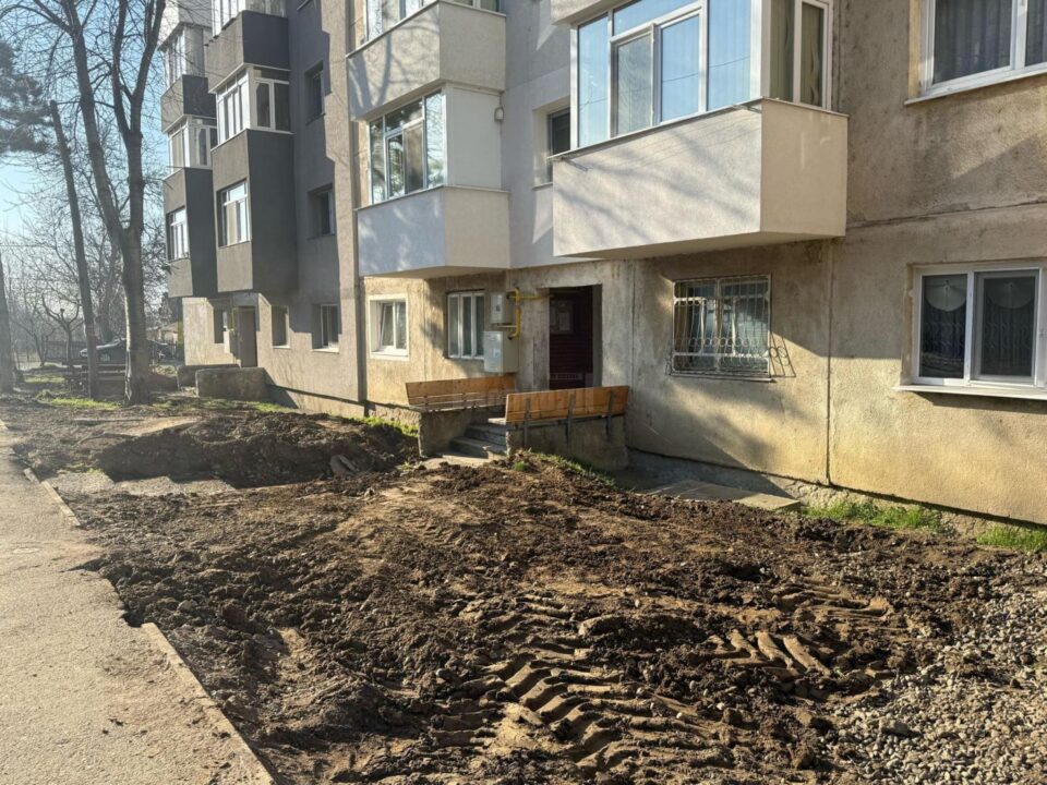 Spațiu verde și bănci, în locul betoanelor, sub geamurile blocurilor din Burdujeni