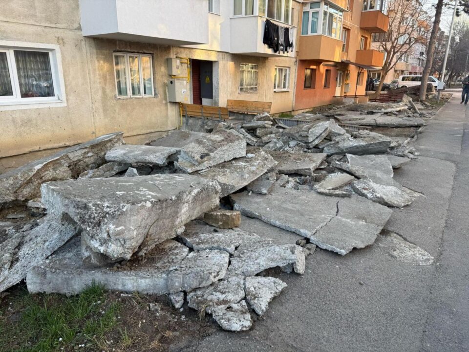 Spațiu verde și bănci, în locul betoanelor, sub geamurile blocurilor din Burdujeni