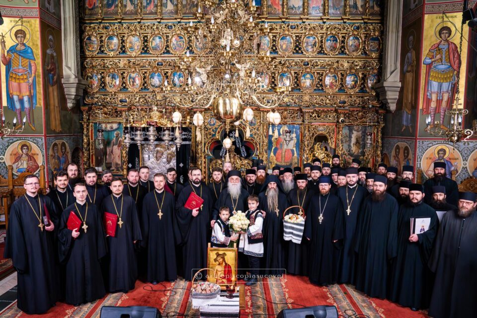 A treia ediție a Concertului prepascal „Ofrandă Iubirii Răstignite” a avut loc la Mănăstirea Putna A treia ediție a Concertului prepascal „Ofrandă Iubirii Răstignite” a avut loc la Mănăstirea Putna