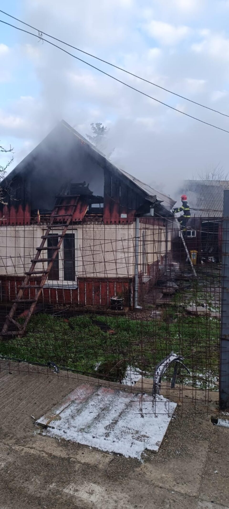 Pompierii au salvat o casă de lângă anexele care ardeau
