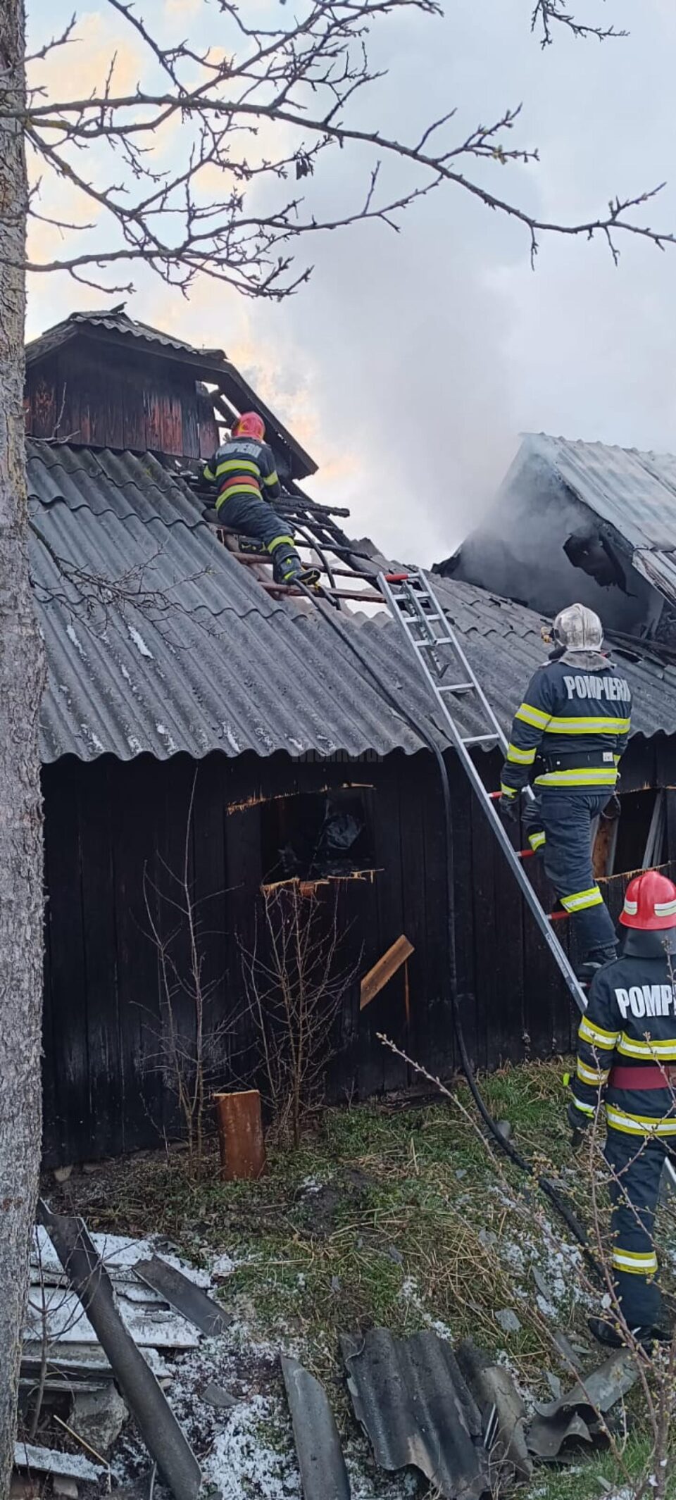 Pompierii au salvat o casă de lângă anexele care ardeau