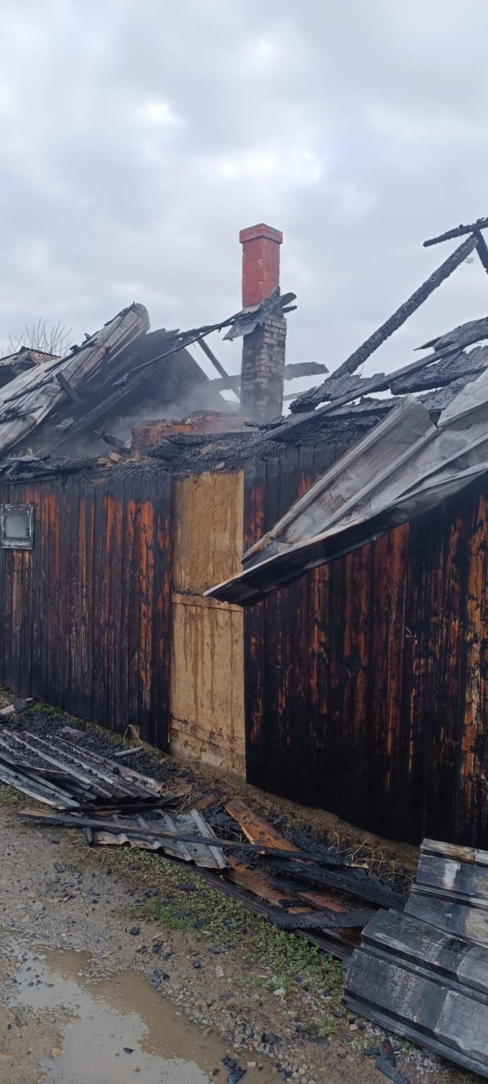 Pompierii au salvat o casă de lângă anexele care ardeau