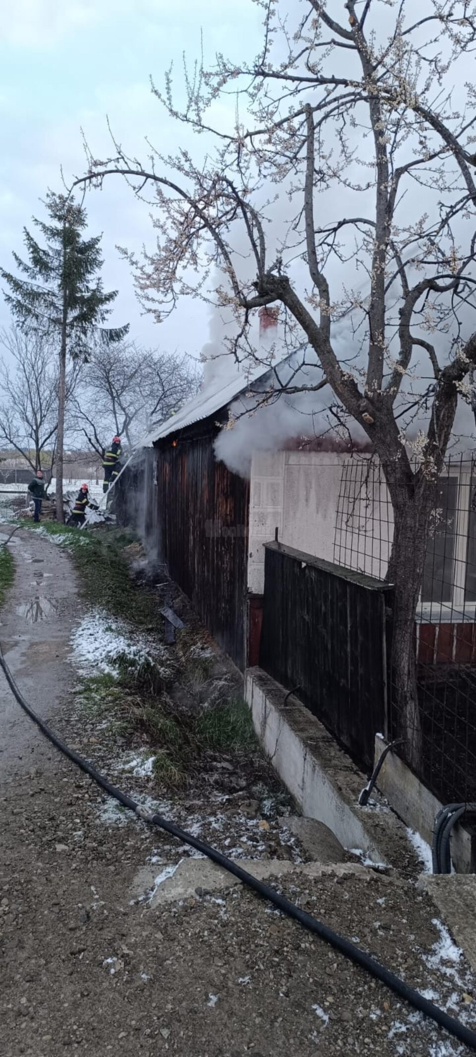 Pompierii au salvat o casă de lângă anexele care ardeau
