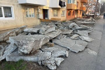Spațiu verde și bănci, în locul betoanelor, sub geamurile blocurilor din Burdujeni
