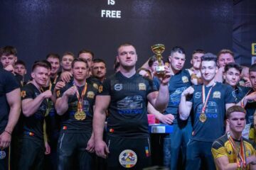 Antrenorul Andrei Chipreanov alături de sportivii săi