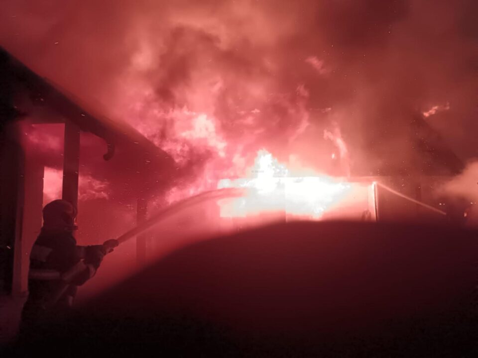 Un incendiu puternic a mistuit o casă în construcție și mai multe anexe