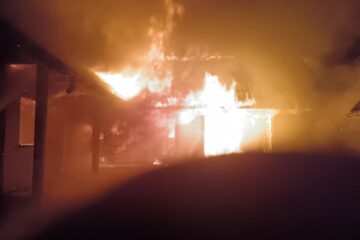 Un incendiu puternic a mistuit o casă în construcție și mai multe anexe