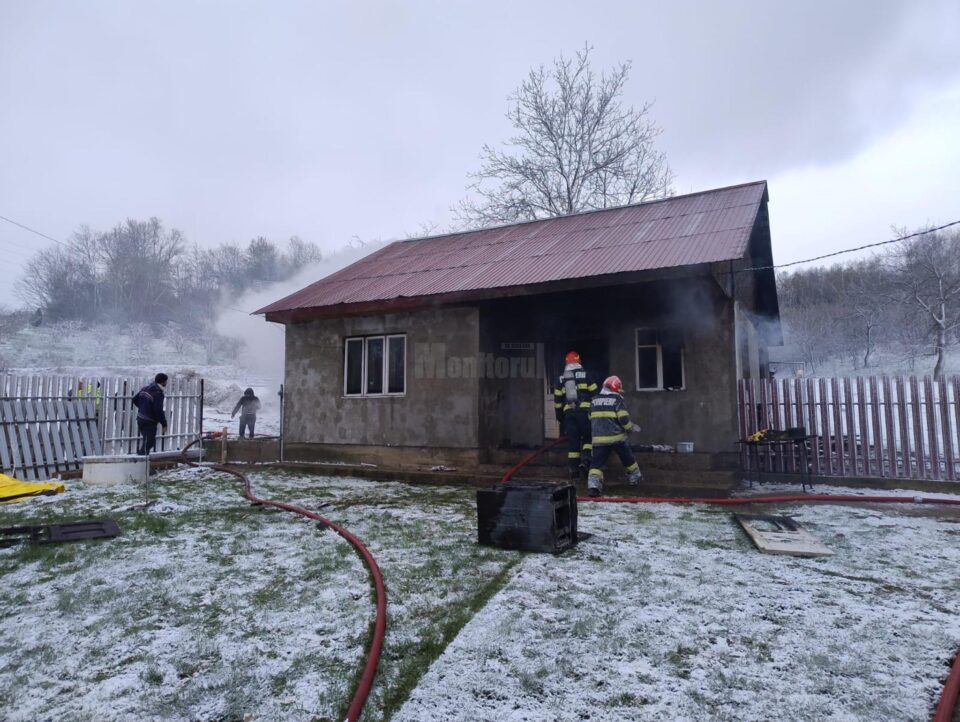Bătrân găsit decedat în casa cuprinsă de flăcări