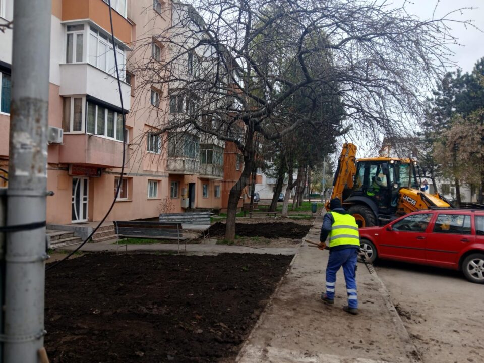 Spațiu verde și bănci, în locul betoanelor, sub geamurile blocurilor din Burdujeni