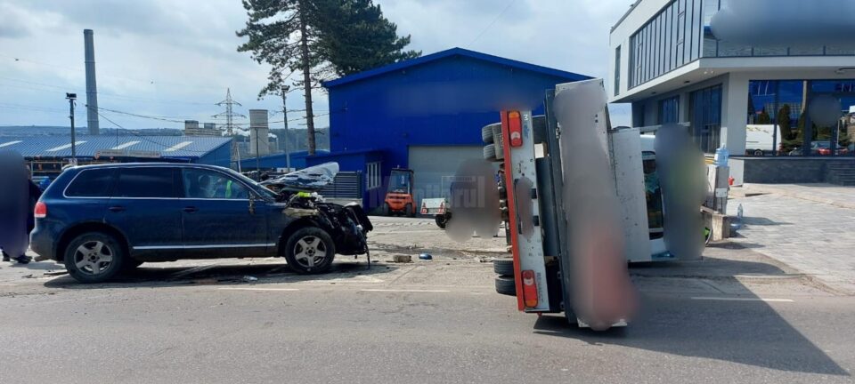 O depășire imprudentă a dus la rănirea a doi oameni