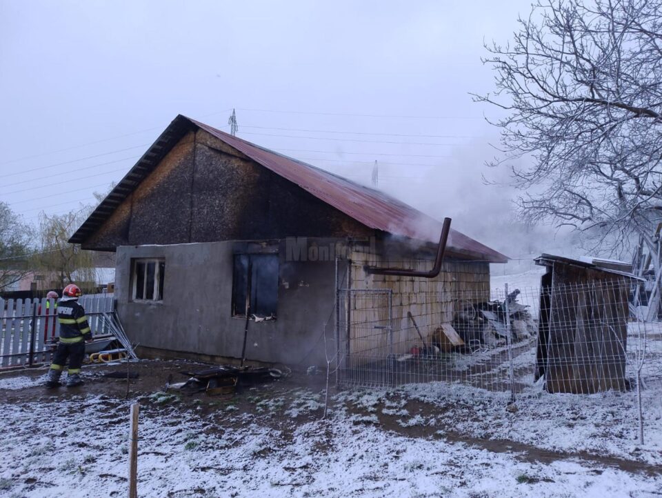 Bătrân găsit decedat în casa cuprinsă de flăcări