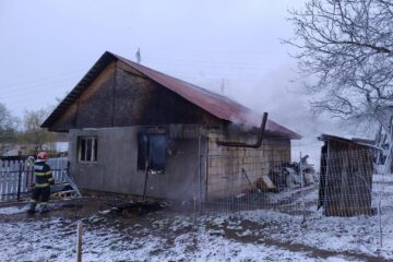 Bătrân găsit decedat în casa cuprinsă de flăcări