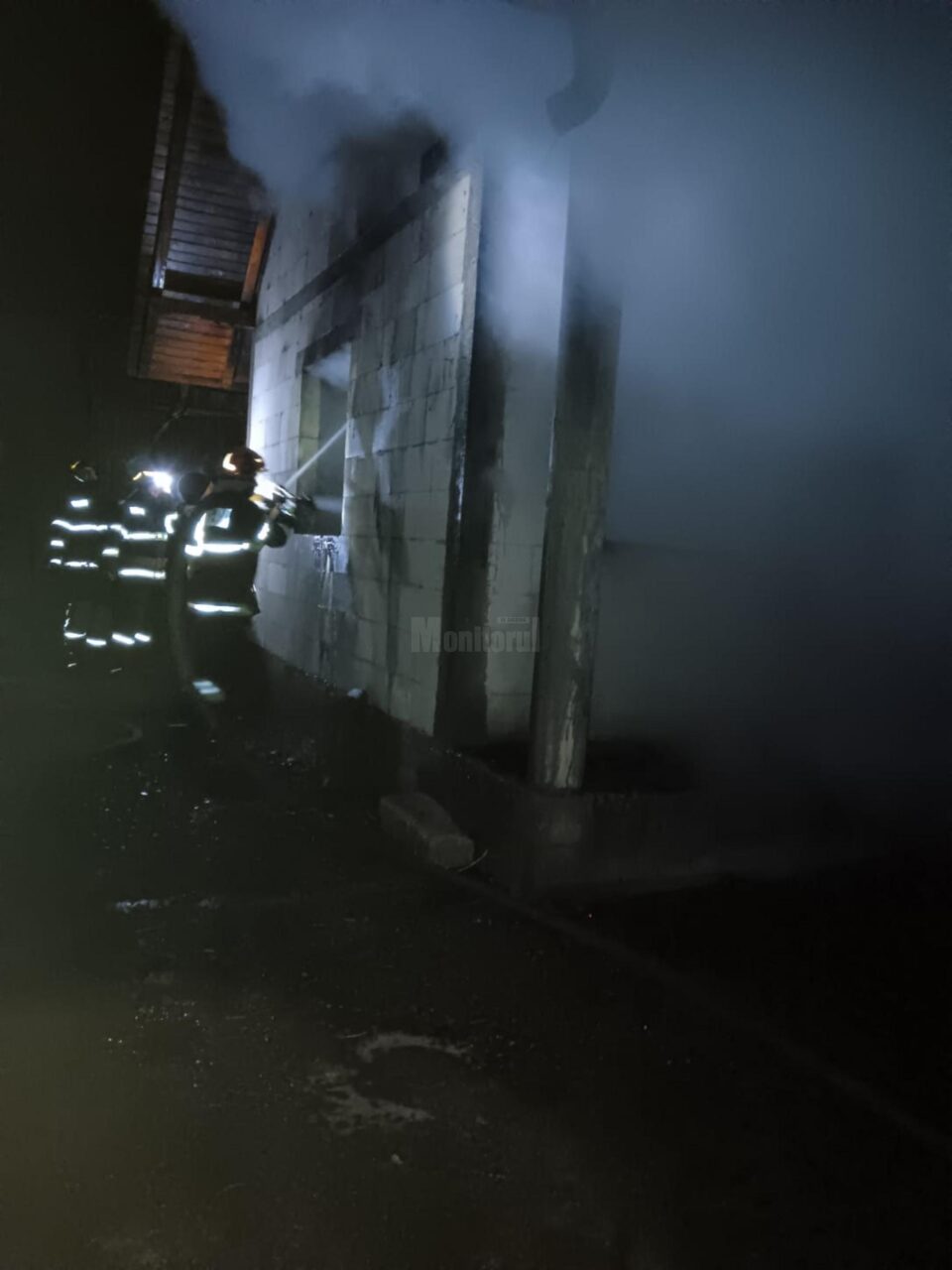 Flăcări uriașe după ce o casă în construcție și mai multe anexe au luat foc