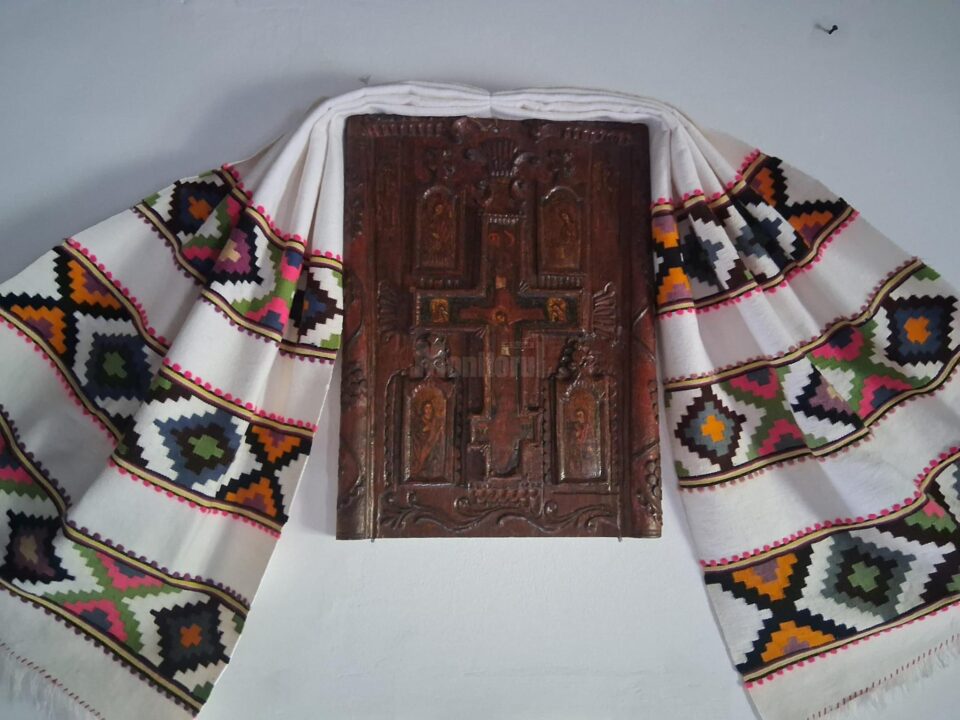 Ouă încondeiate, cruci de factură populară, icoane, țesături, toate în expoziția de la Casa Ostra din Muzeul Satului Bucovinean
