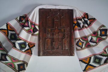 Ouă încondeiate, cruci de factură populară, icoane, țesături, toate în expoziția de la Casa Ostra din Muzeul Satului Bucovinean