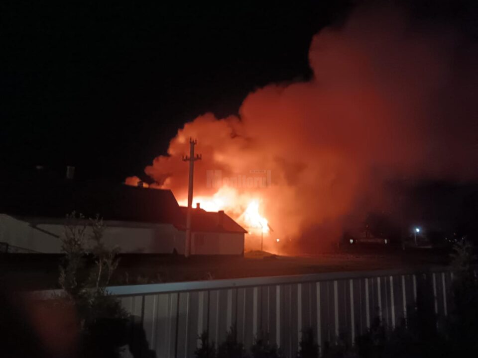 Flăcări uriașe după ce o casă în construcție și mai multe anexe au luat foc