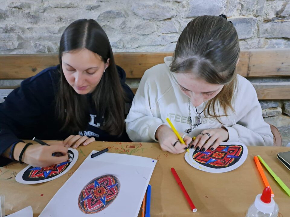 Atelierele creative cu tema „Tradiții și obiceiuri de Paște”, la Muzeul Etnografic Hanul Domnesc