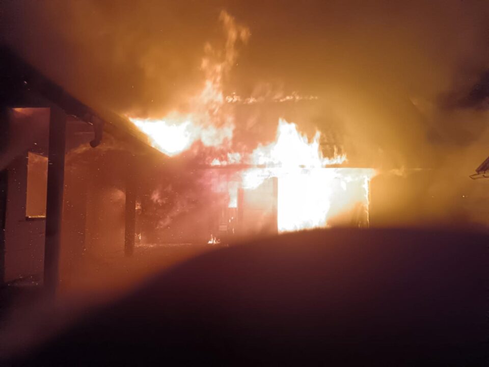 Flăcări uriașe după ce o casă în construcție și mai multe anexe au luat foc