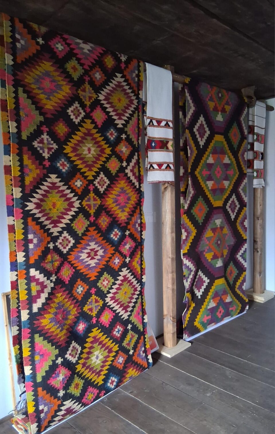 Ouă încondeiate, cruci de factură populară, icoane, țesături, toate în expoziția de la Casa Ostra din Muzeul Satului Bucovinean