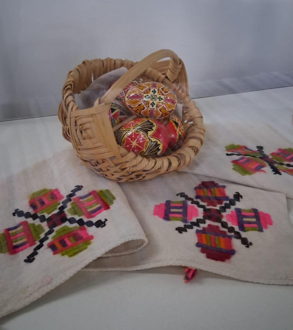 Ouă încondeiate, cruci de factură populară, icoane, țesături, toate în expoziția de la Casa Ostra din Muzeul Satului Bucovinean