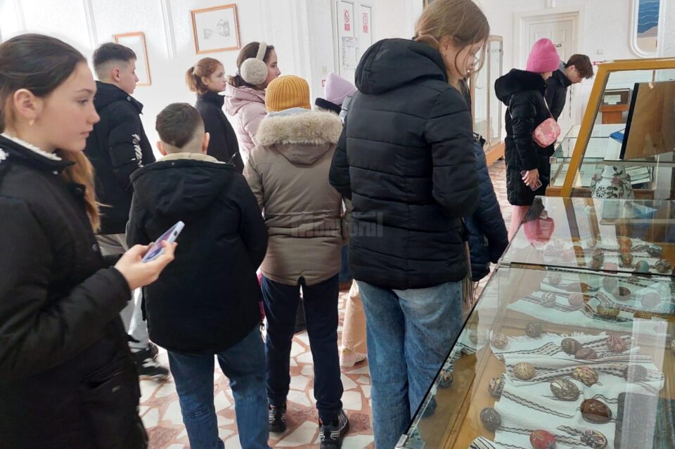 Expoziția „Oameni, locuri, obiceiuri” – tradiție și spiritualitate la Muzeul Apelor