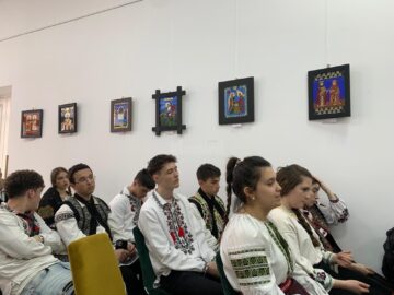 Tradiție, credință și artă populară: „Veșnicia s-a născut la sat”, la Biblioteca „Eugen Lovinescu” din Fălticeni