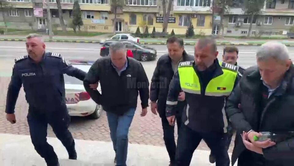 La audieri au fost aduse 10 persoane