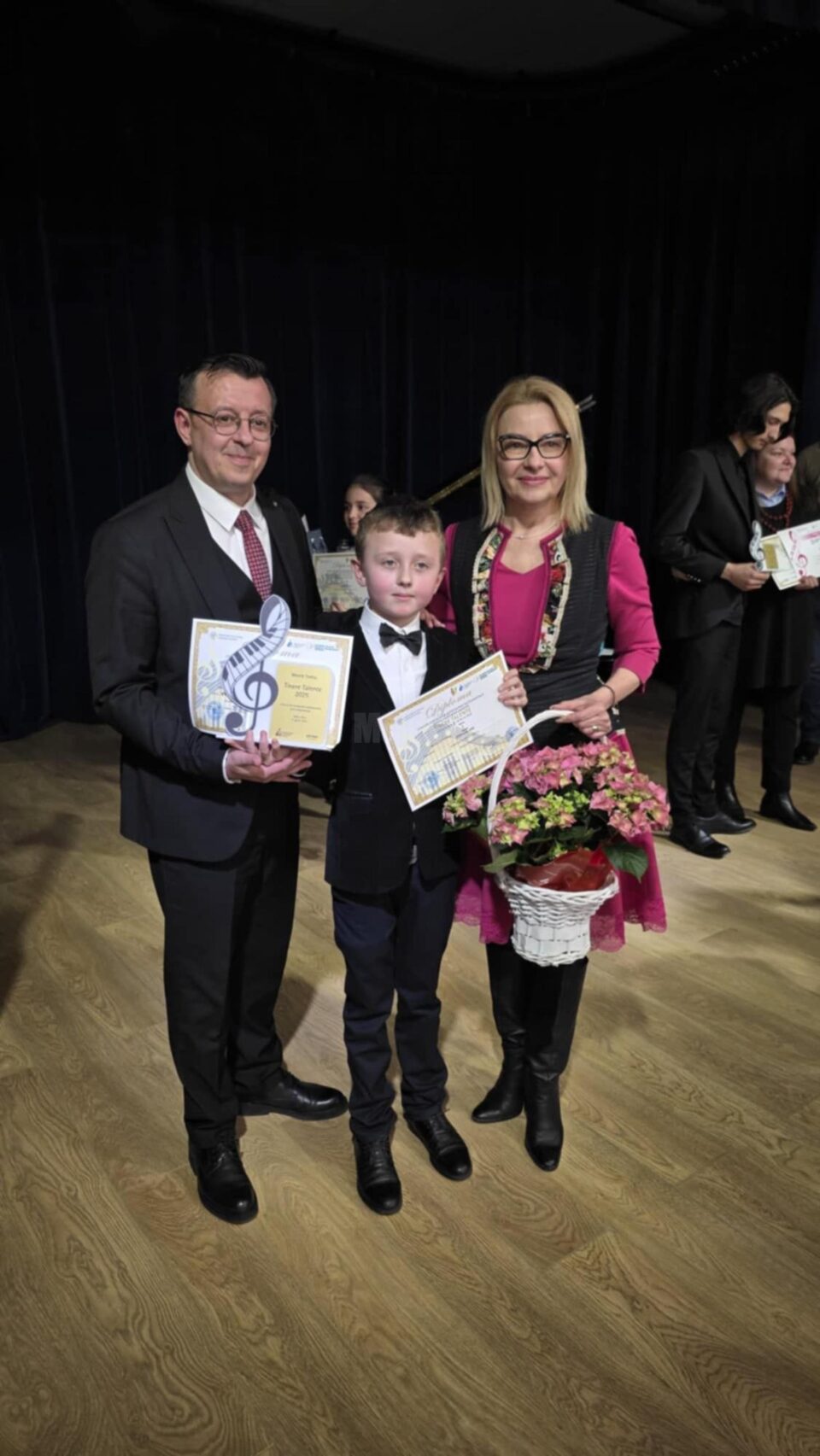 Elevul Ioan Corbuleac, alături de prof. Onesciuc și insp. Loredana Ceică