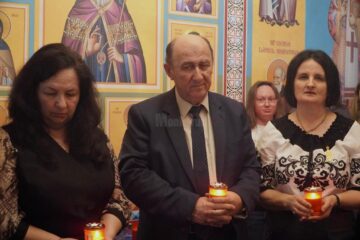 „Zece candele în pridvorul recunoștinței” – Zi de sărbătoare și lumină ierarhică la Paraclisul cu hramul Sfinților Ierarhi Calinic și Nectarie de la Colegiul Tehnic ,, Ferdinand 1 “, Rădăuți