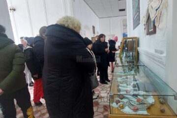 Expoziția „Oameni, locuri, obiceiuri” – tradiție și spiritualitate la Muzeul Apelor