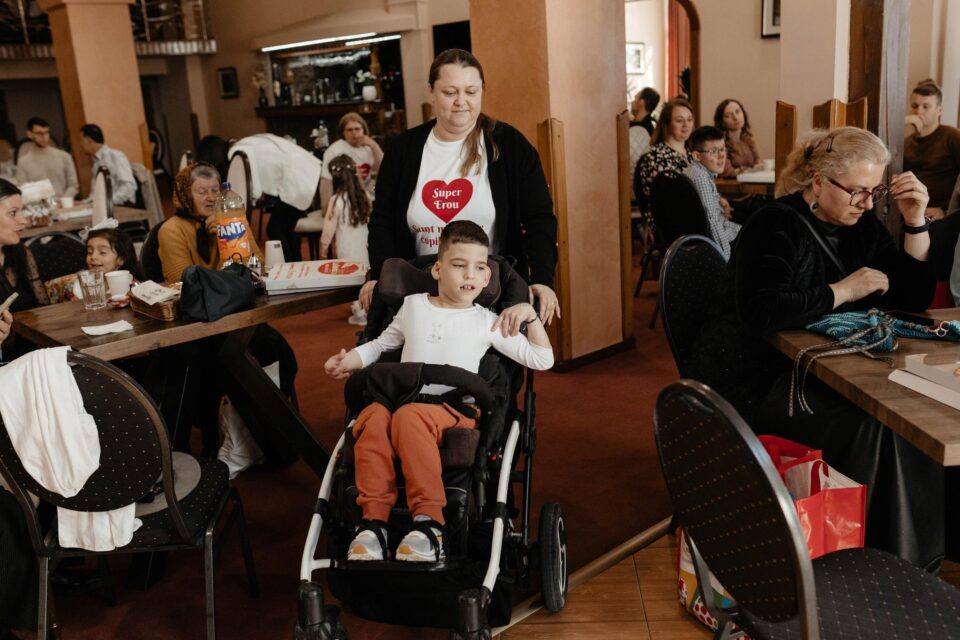 Daruri și bucurie pentru mai mulți copii cu dizabilități din Câmpulung Moldovenesc, la „Târgul de vise al iepurașului”