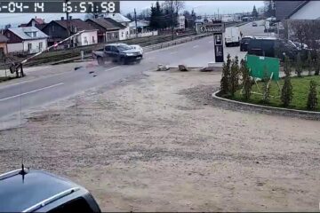 S-a grăbit să treacă în timp ce bariera de cale ferată cobora și a fost izbit în plin de un BMW