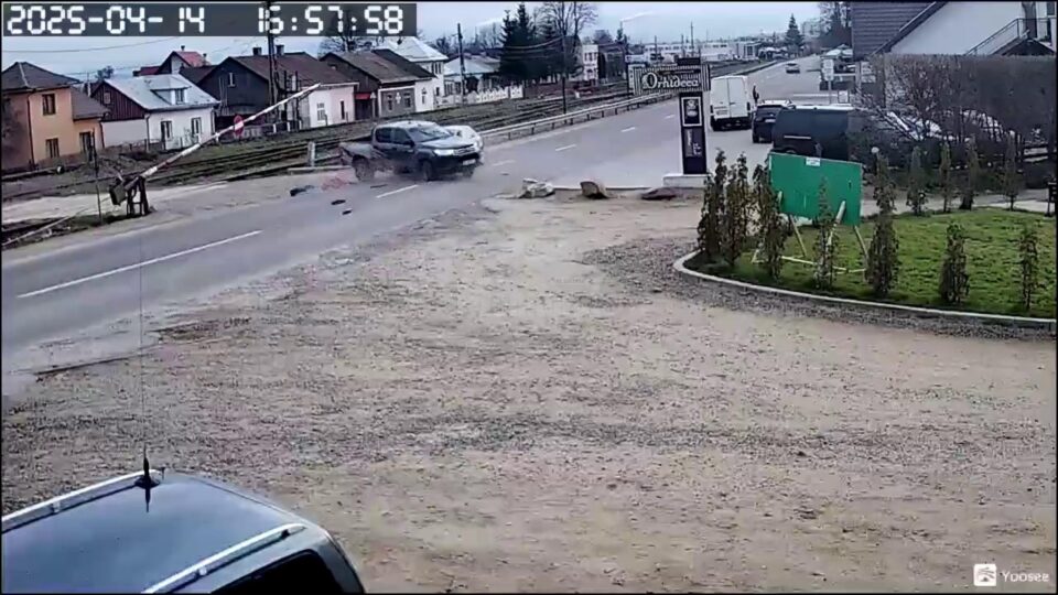 S-a grăbit să treacă în timp ce bariera de cale ferată cobora și a fost izbit în plin de un BMW S-a grăbit să treacă în timp ce bariera de cale ferată cobora și a fost izbit în plin de un BMW