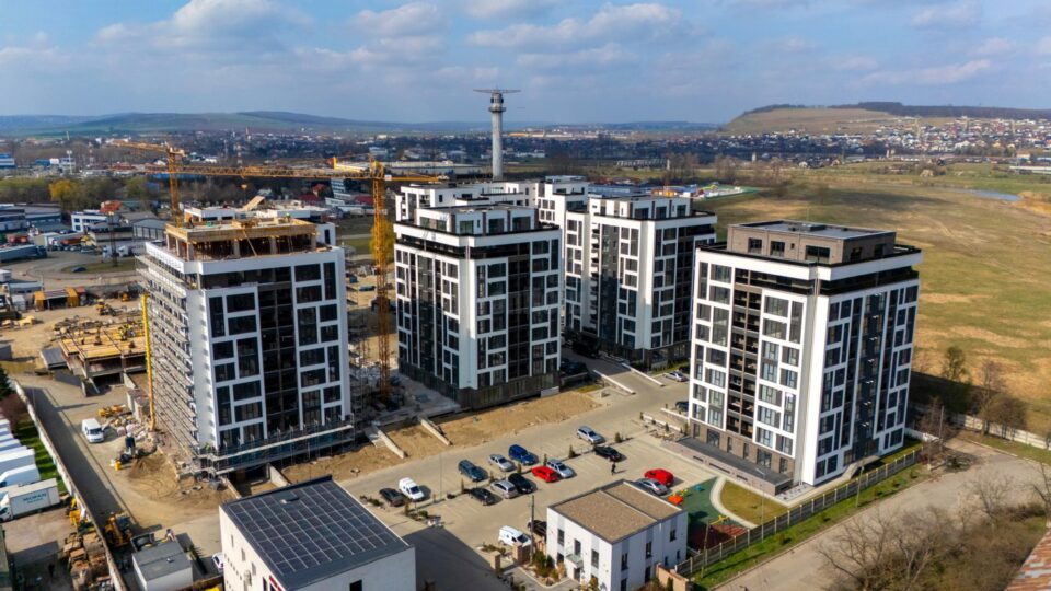 Vedere aerienă a cartierului de pe malul râului Suceava construit de Ucasy