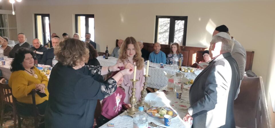 Aprinderea lumânărilor la începerea Sederului
