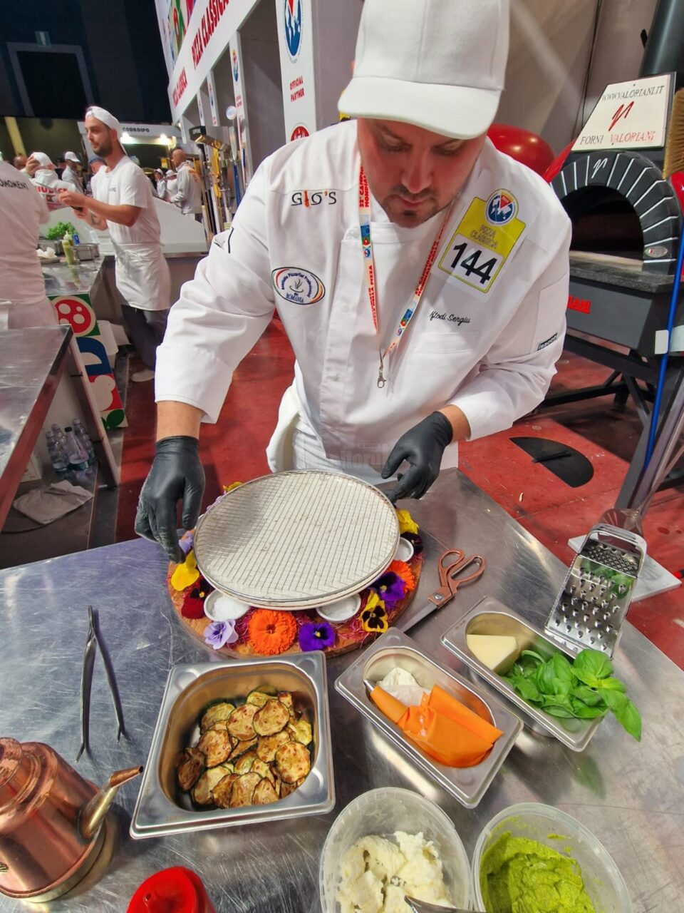 Sergiu Iftodi a concurat la categoria ”Pizza clasică”, pe care a realizat-o realizată cu un aluat direct, fără prefermenți, fără aditivi sau amelioratori