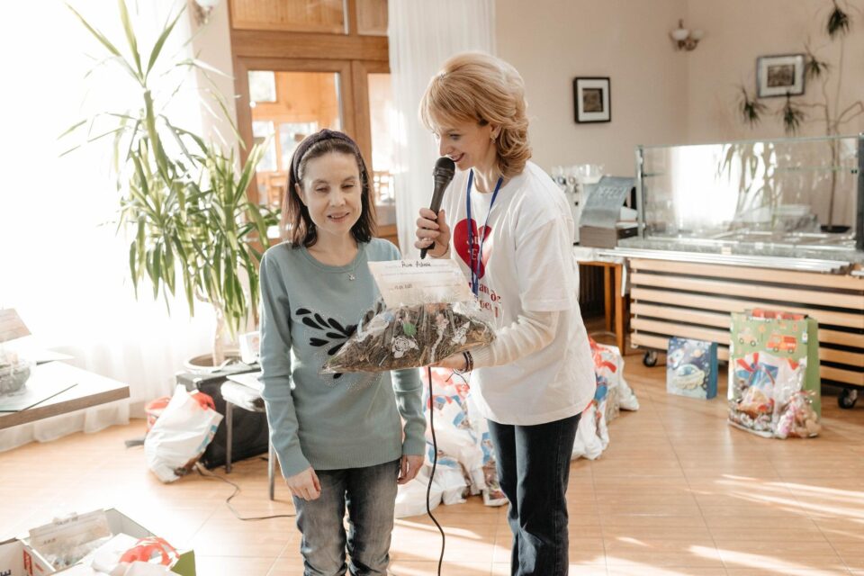 Daruri și bucurie pentru mai mulți copii cu dizabilități din Câmpulung Moldovenesc, la „Târgul de vise al iepurașului”