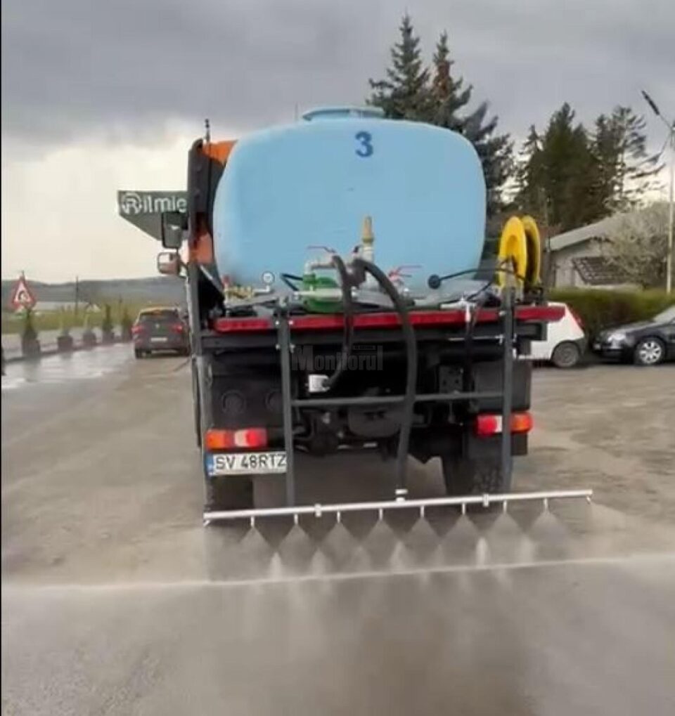 Utilaj de salubrizare cu funcțiuni de măturare și spălare