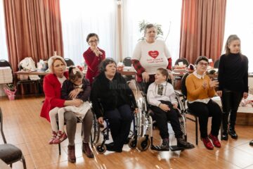 Daruri și bucurie pentru mai mulți copii cu dizabilități din Câmpulung Moldovenesc, la „Târgul de vise al iepurașului”
