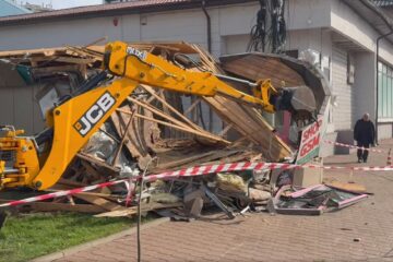 Chioșcul din fața Primăriei Suceava, demolat cu excavatorul