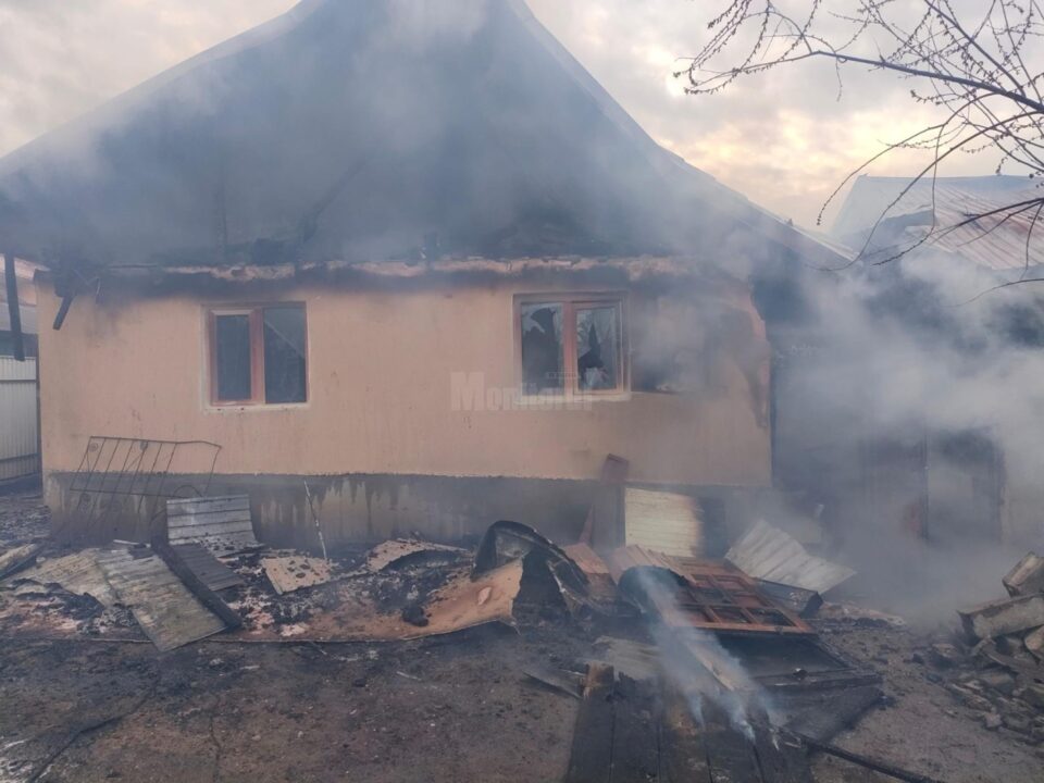 Un puternic incendiu a izbucnit în dimineața zilei de miercuri la o gospodărie din comuna Preutești