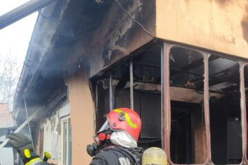Un puternic incendiu a izbucnit în dimineața zilei de miercuri la o gospodărie din comuna Preutești