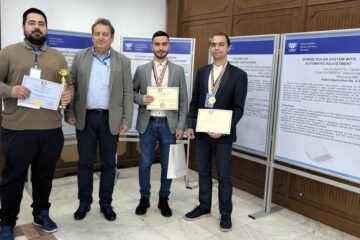 Decanul FIESC, prof. univ. dr. ing. Laurențiu Milici, împreună cu laureați ai salonului de la Sibiu